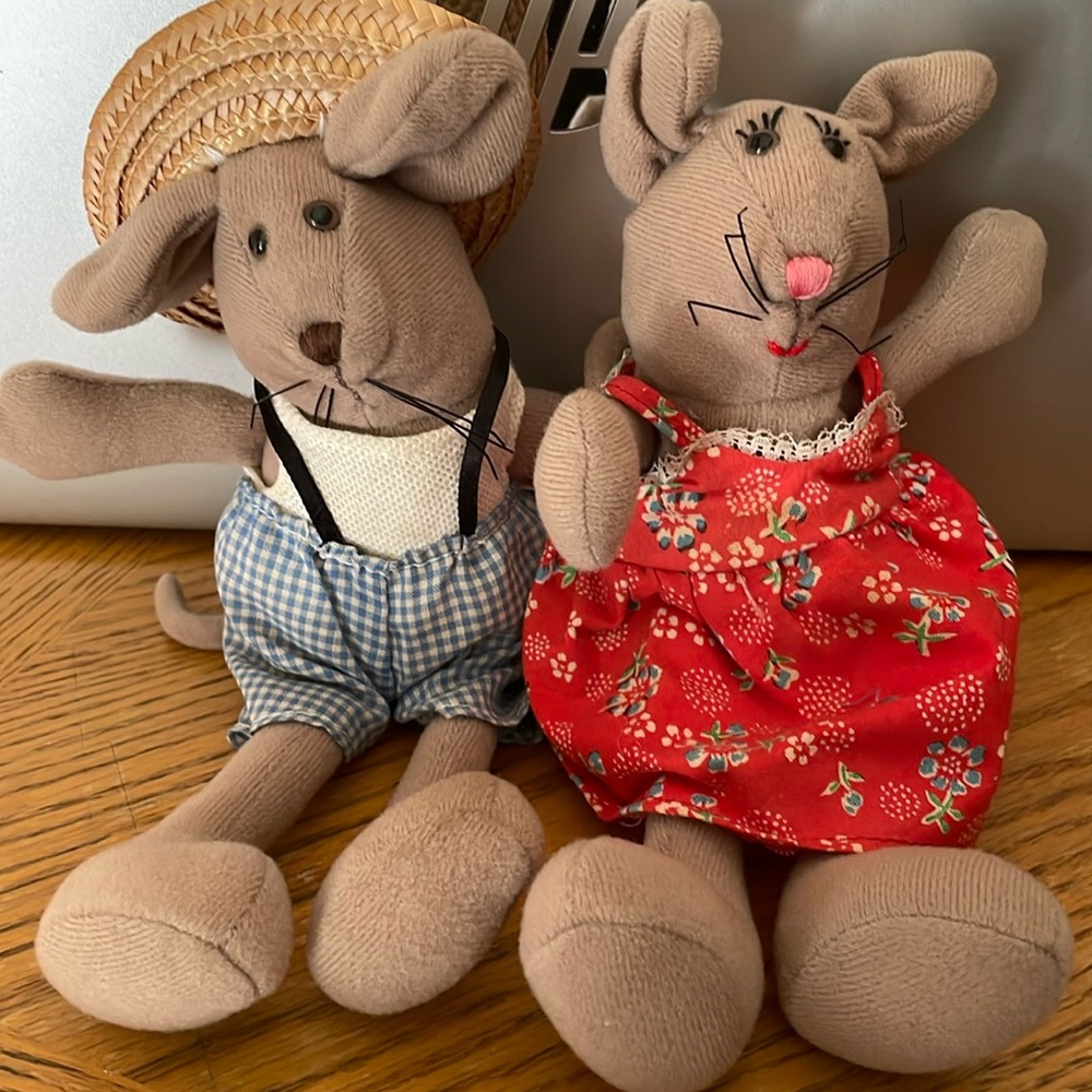 Heartline Country Gray Frankie Straw Hat and Annette Flower Dress Mouse 1985
